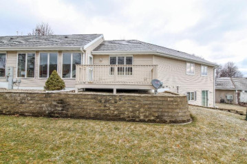 112 Buckingham Ct 212, Cambridge, WI 53523