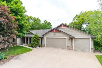 1784 Crescent Hills Dr, La Crescent, MN 55947