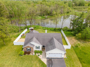 329 Duck Pond Ln, Darien, WI 53114-1622