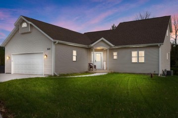 525 Island View Cir, Neosho, WI 53059