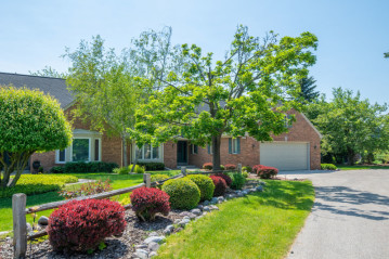 2617 W Lake Park Ct, Mequon, WI 53092-2453