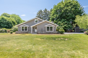 728 Woodland Park Dr, Delafield, WI 53018-1034