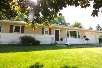 817 Elm St, Hartford, WI 53027-1005