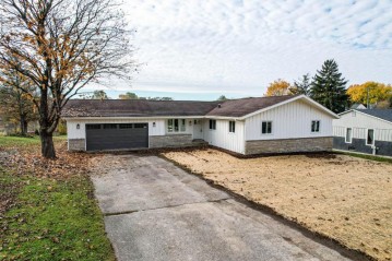 245 Meadow Ln, Neosho, WI 53059-9743