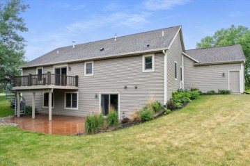 322 Stoney Creek Ln, Fredonia, WI 53021-9367