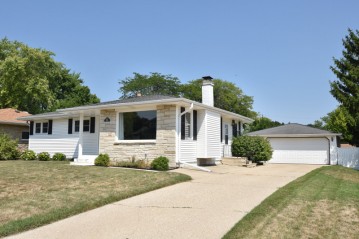 W172N8716 Shady Ln, Menomonee Falls, WI 53051