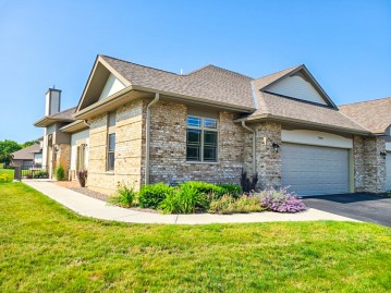 7542 W Tuckaway Pines Cir, Franklin, WI 53132