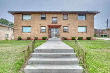 2204 S 99th St, West Allis, WI 53227-1470