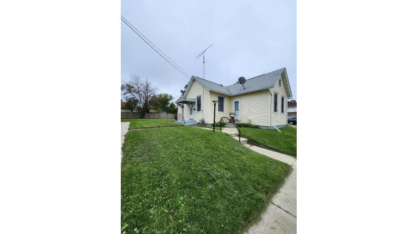 1807 Franklin St Manitowoc, WI 54220 by RE/MAX Port Cities Realtors $89,999