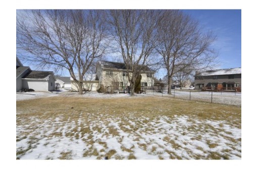 5853 Woodland Dr, Waunakee, WI 53597