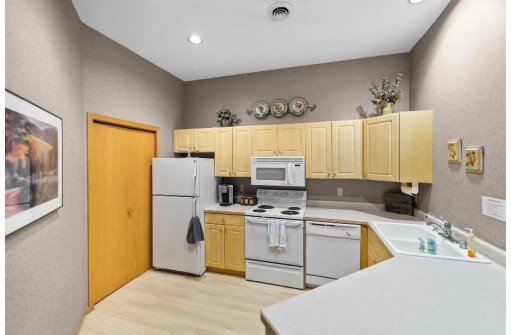 8510 Greenway Blvd 106, Middleton, WI 53562