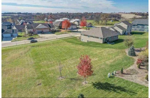 208 W Gonstead Rd, Mount Horeb, WI 53572