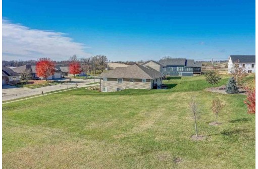 208 W Gonstead Rd, Mount Horeb, WI 53572