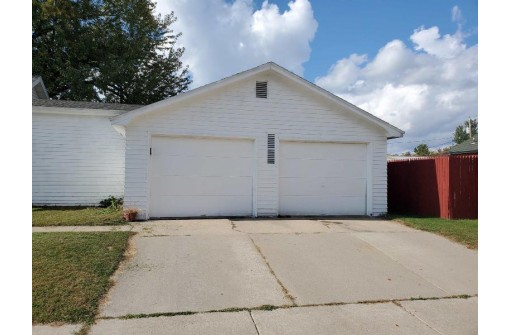 623 E State St, Mauston, WI 53948