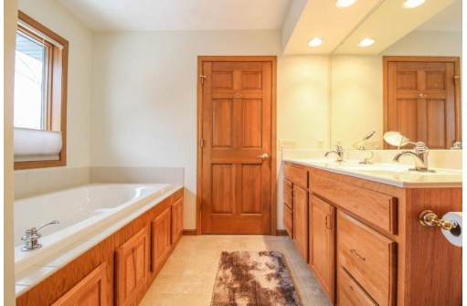 W9173 Wilderness Pl, Cambridge, WI 53523