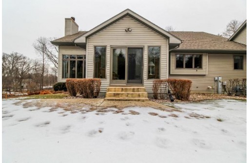 W9173 Wilderness Pl, Cambridge, WI 53523