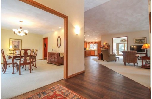 W9173 Wilderness Pl, Cambridge, WI 53523