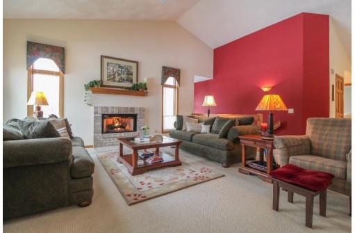 W9173 Wilderness Pl, Cambridge, WI 53523