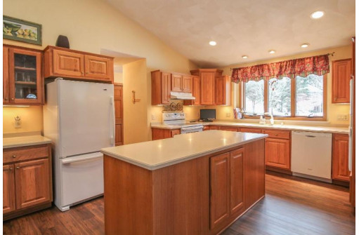 W9173 Wilderness Pl, Cambridge, WI 53523