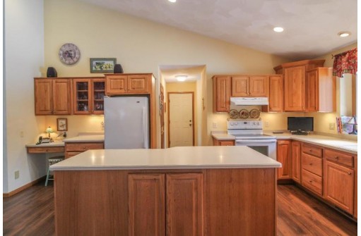 W9173 Wilderness Pl, Cambridge, WI 53523