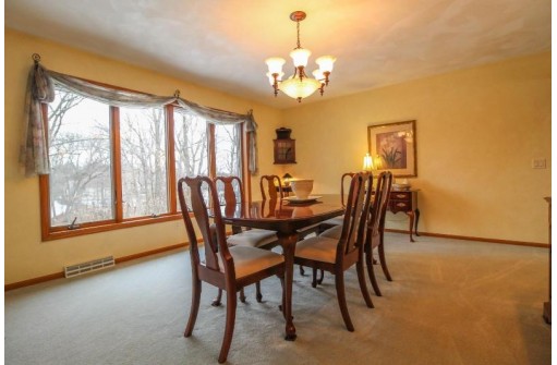 W9173 Wilderness Pl, Cambridge, WI 53523