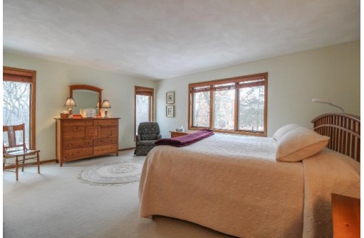 W9173 Wilderness Pl, Cambridge, WI 53523