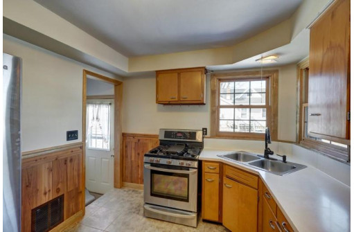 2556 Happy Valley Rd, Sun Prairie, WI 53590