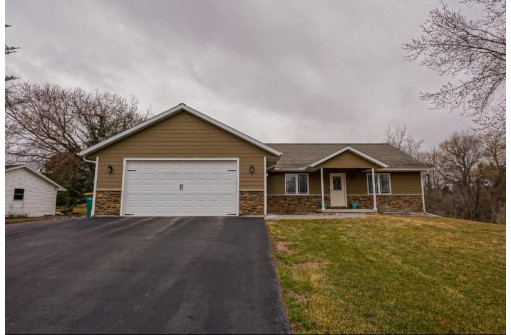 S5467 Gasper Dr, Baraboo, WI 53913