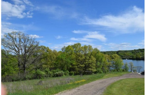 L430 Summit Point Dr, La Valle, WI 53941