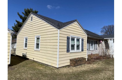 1007 S 5th St, Prairie Du Chien, WI 53821