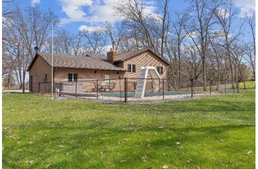 517 Schwantz Rd, Pardeeville, WI 53954