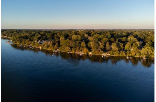 204 Lake Shore Dr, Lake Mills, WI 53551