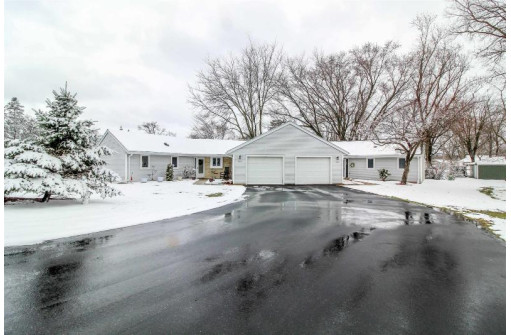 400 Lawn St, Cambridge, WI 53523-8904