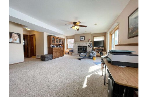 1081 Black Oak Tr, Deerfield, WI 53531