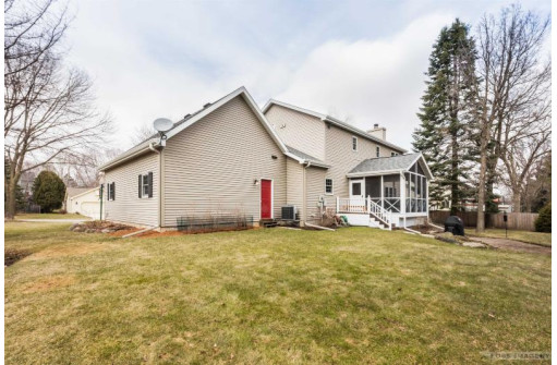 7709 Westchester Dr, Middleton, WI 53562