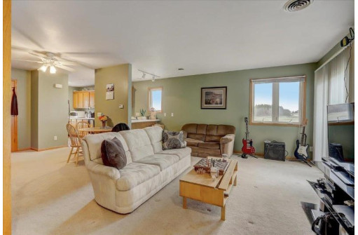 452 Meadowridge Cir, Lake Mills, WI 53551