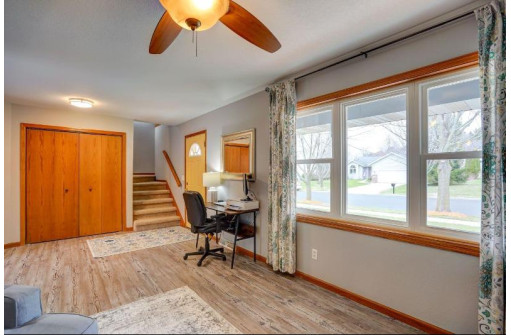 511 Meadow View Ln, DeForest, WI 53532