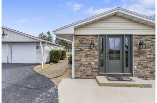 5526 Woodland Dr, Waunakee, WI 53597