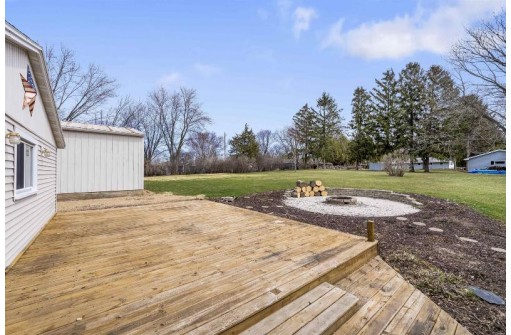 5526 Woodland Dr, Waunakee, WI 53597