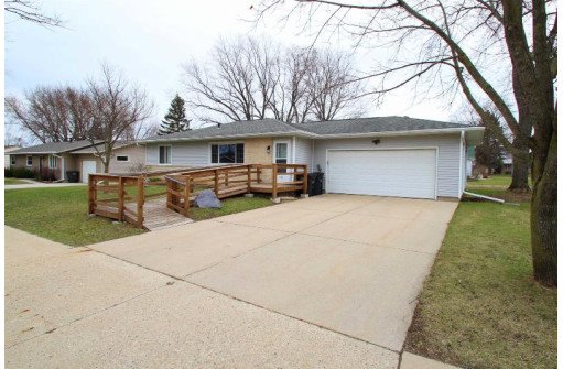 930 E Prospect St, Lake Mills, WI 53551