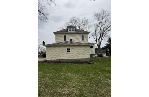 6705 Lancaster Rd, Platteville, WI 53818