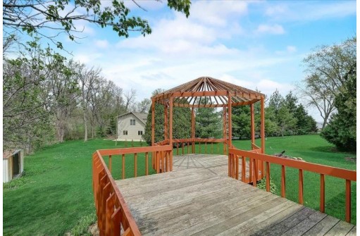 615 Lake Wisconsin Dr, Merrimac, WI 53561