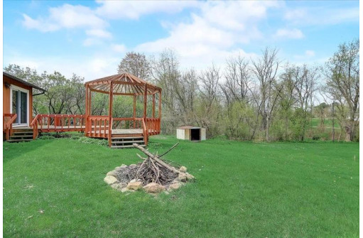 615 Lake Wisconsin Dr, Merrimac, WI 53561