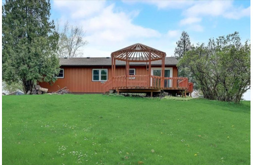 615 Lake Wisconsin Dr, Merrimac, WI 53561