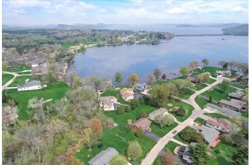 615 Lake Wisconsin Dr, Merrimac, WI 53561