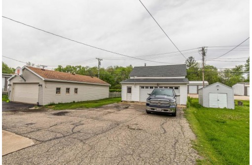 208 N Main St, Lodi, WI 53555