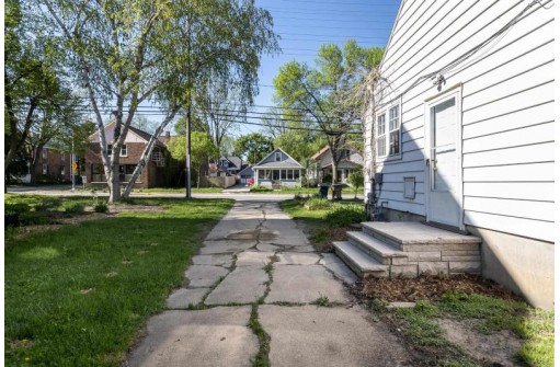 2905 Milwaukee St, Madison, WI 53704