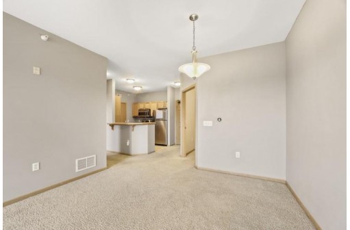 121 Metro Terr 203, Madison, WI 53718