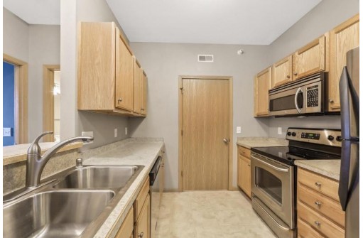 121 Metro Terr 203, Madison, WI 53718