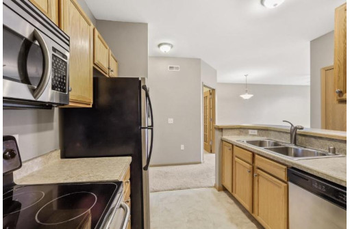 121 Metro Terr 203, Madison, WI 53718